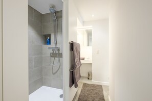 Deluxe Apartment | Bathroom