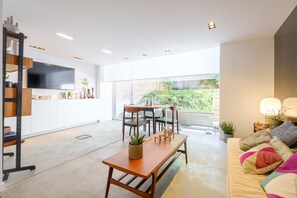 Deluxe Apartment | Living area