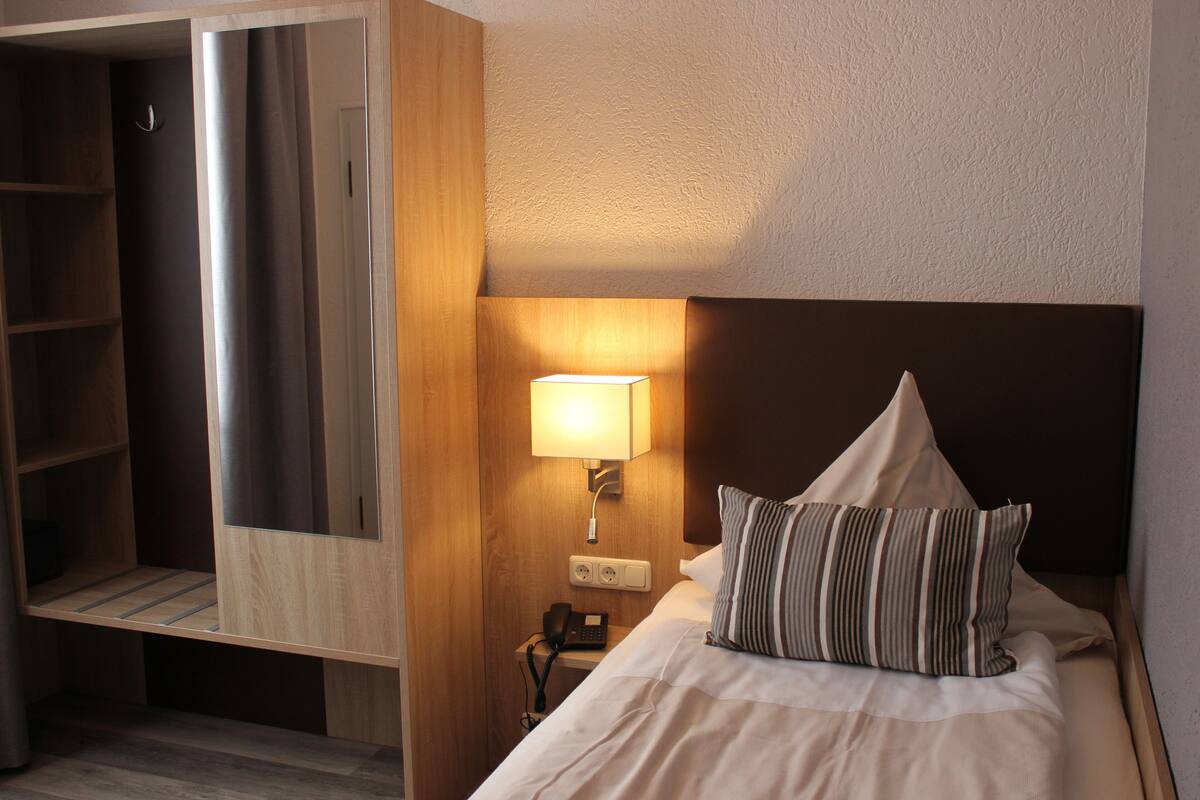 Single Room | Peti besi dalam bilik, langsir/tirai gelap terus, kalis bunyi