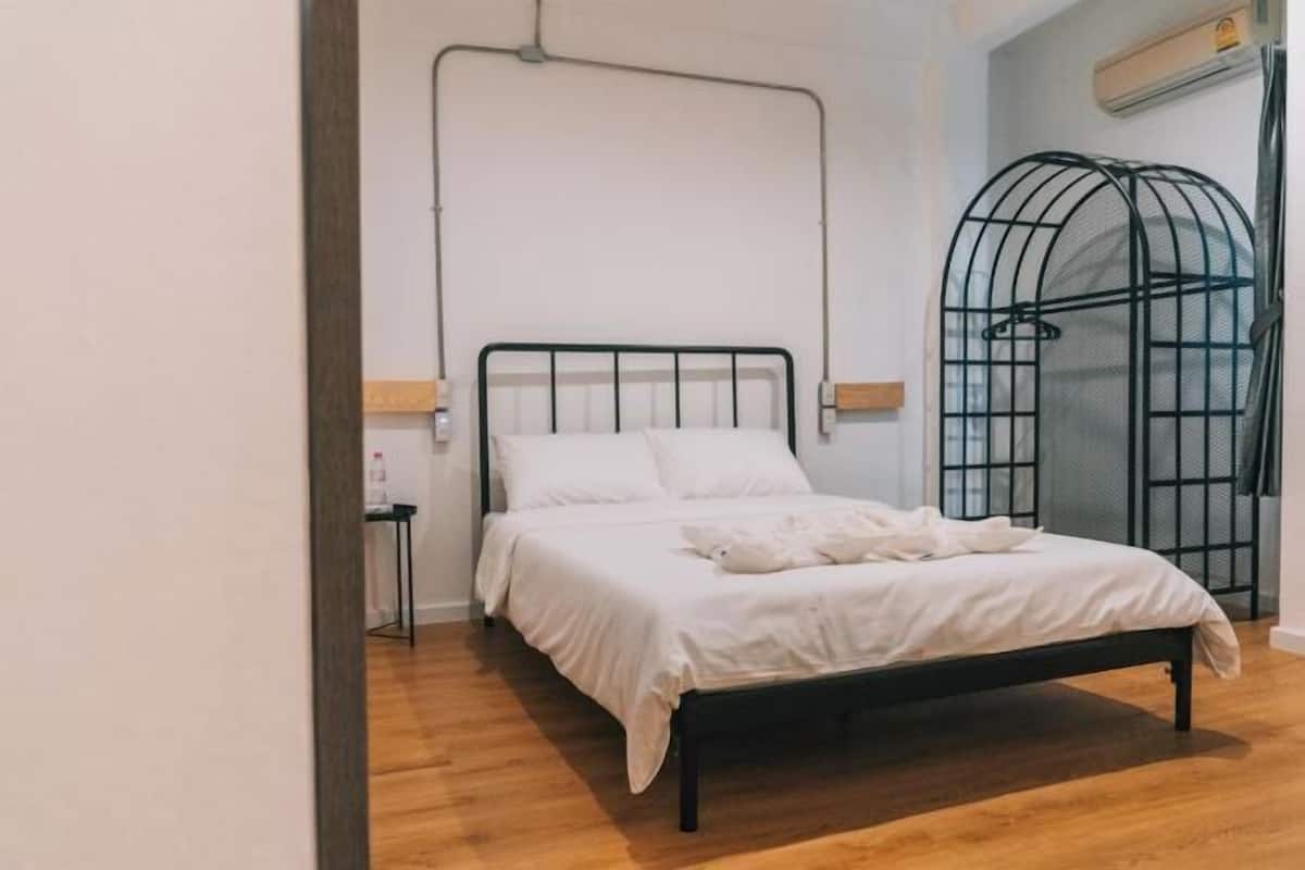 In-room safe, desk, iron/ironing board, free WiFi