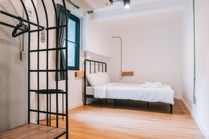 In-room safe, desk, iron/ironing board, free WiFi - COZ at Ratchathewi - Hostel (Bangkok)