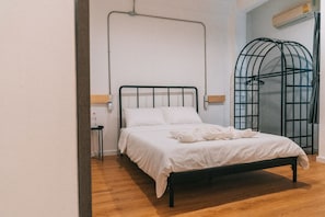 Private Room with Private Bathroom | In-room safe, desk, iron/ironing board, free WiFi - COZ at Ratchathewi - Hostel (Bangkok)