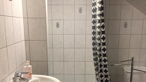 A bathroom with a sink, shower, and toilet. - Pfaffenhofen Monteurzimmer (Pfaffenhofen)