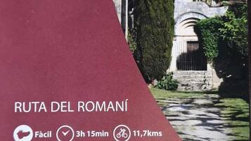 Portada de una guía de viajes sobre la Ruta del Romaní, destacando la Carrera de Montaña del 2 de Mayo.