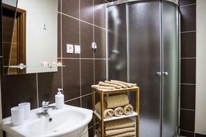 Apartment, 2 Schlafzimmer (D9) | Badezimmer | Dusche, Hydromassagedusche, kostenlose Toilettenartikel, Haartrockner