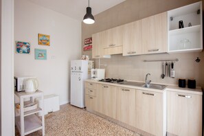 Kühlschrank, Mikrowelle, Herdplatte, Wasserkocher mit Kaffee-/Teezubehör