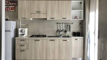 KĂŒhlschrank, Mikrowelle, Herdplatte, Wasserkocher mit Kaffee-/Teezubehör