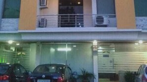 Um edifício com vários andares com a placa