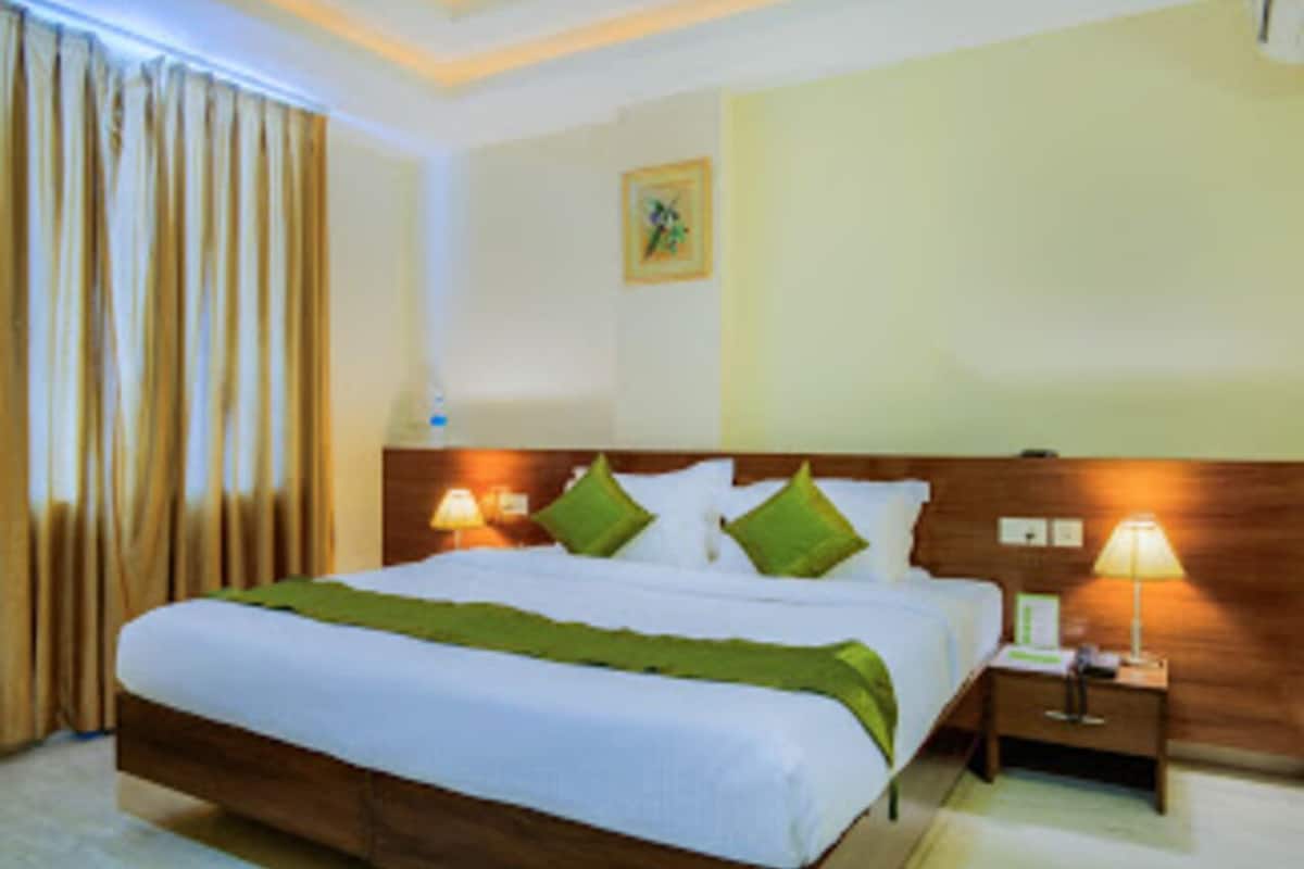 Deluxe Room | Soundproofing, iron/ironing board, free WiFi, bed sheets