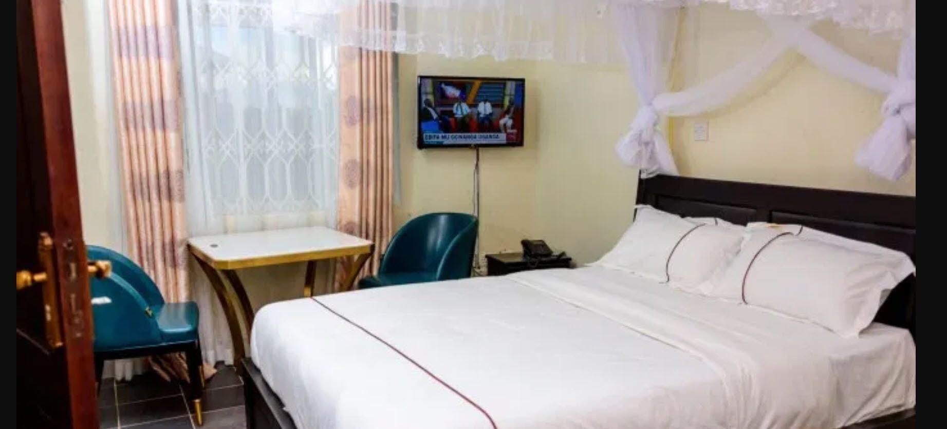Escritorio, cortinas blackout, wifi gratis y ropa de cama 