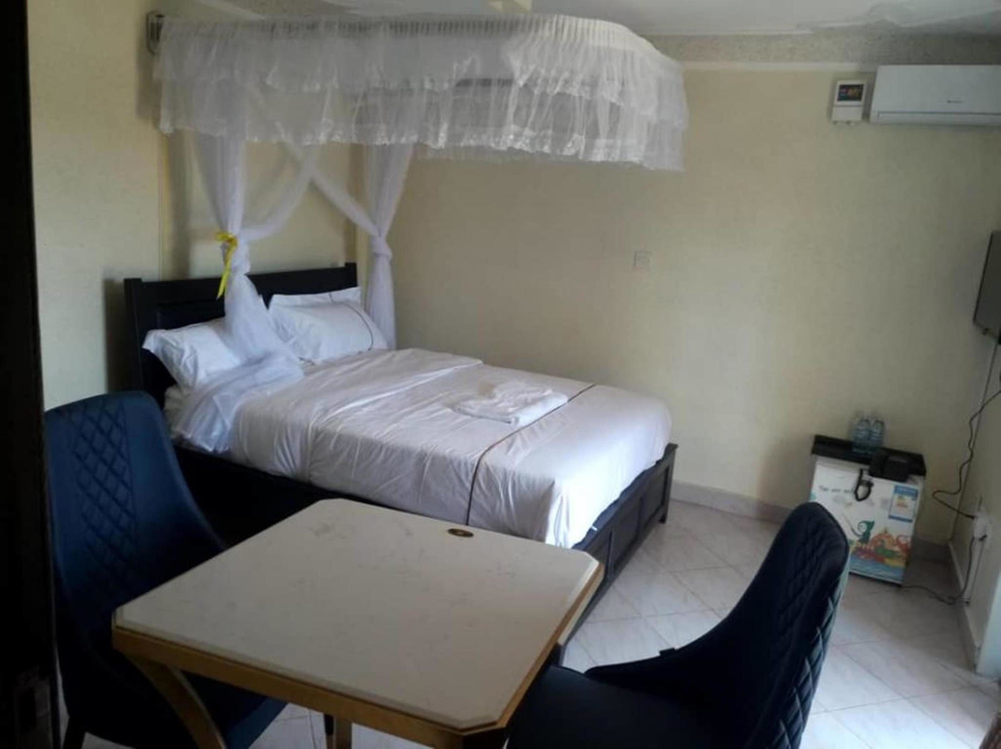 Double Room | Desk, blackout curtains, free WiFi, bed sheets