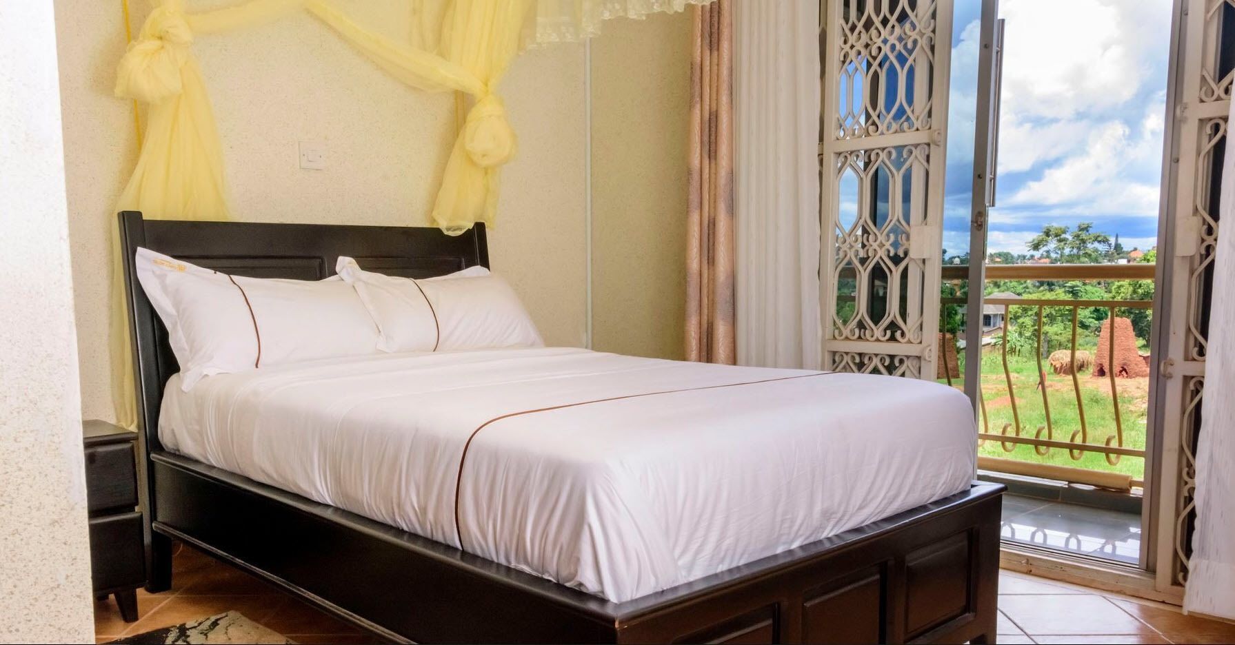 Escritorio, cortinas blackout, wifi gratis y ropa de cama 