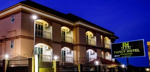 住宿正面 - 傍晚/夜晚