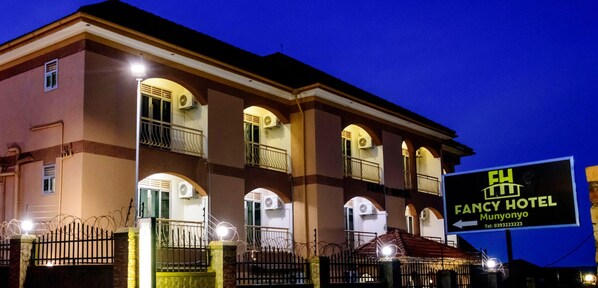 Fassade der Unterkunft – Abend/Nacht