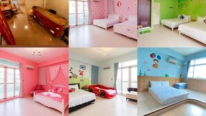 Diversos espacios interiores, incluyendo un comedor con una mesa de madera, una cocina con encimera de madera, un dormitorio con cama rosa, una habitación con pared verde y una cama, una habitación con un coche de juguete rojo y una habitación con pared azul y una cama.