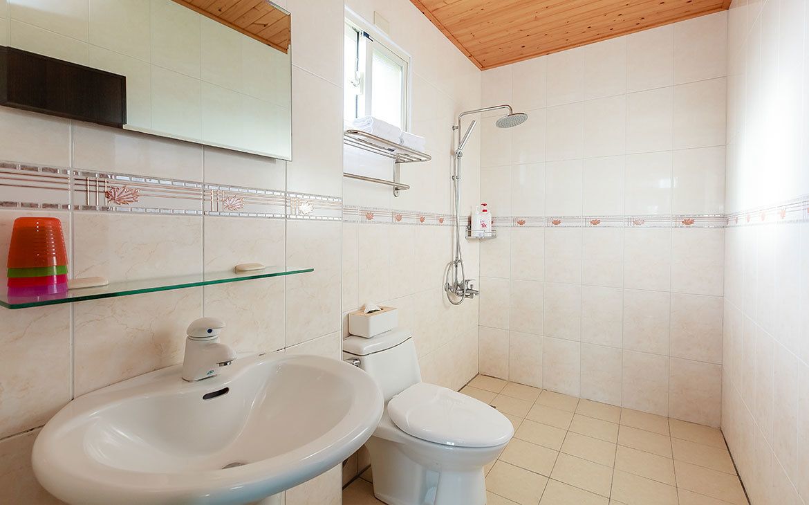 Quadruple Room (202) | Bathroom shower