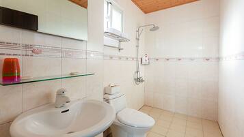 Quadruple Room (202) | Bathroom shower