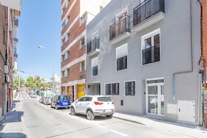 Front of property - AYZ Villegas - Auto check-in property (Madrid)