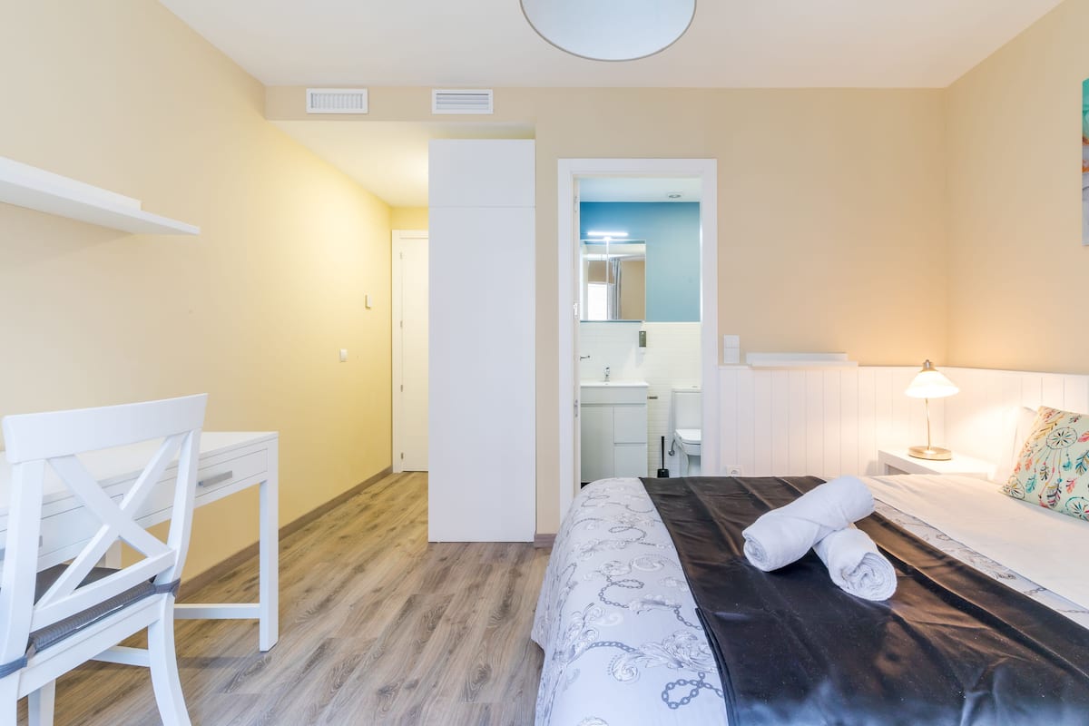Habitación doble estándar, baño privado | Decoración personalizada, escritorio, wifi gratis y ropa de cama