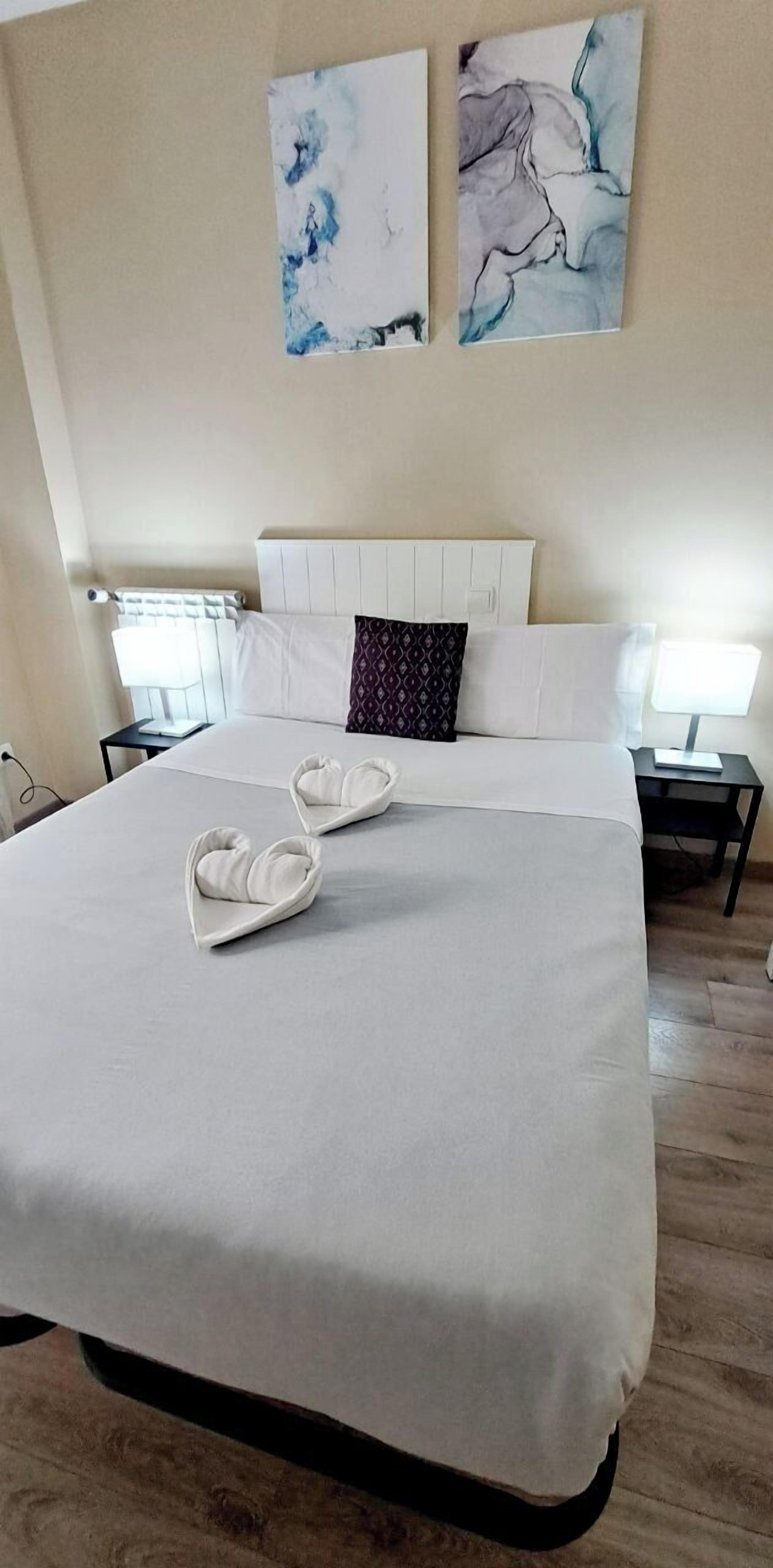 Habitación básica doble, baño compartido | Decoración personalizada, escritorio, wifi gratis y ropa de cama 