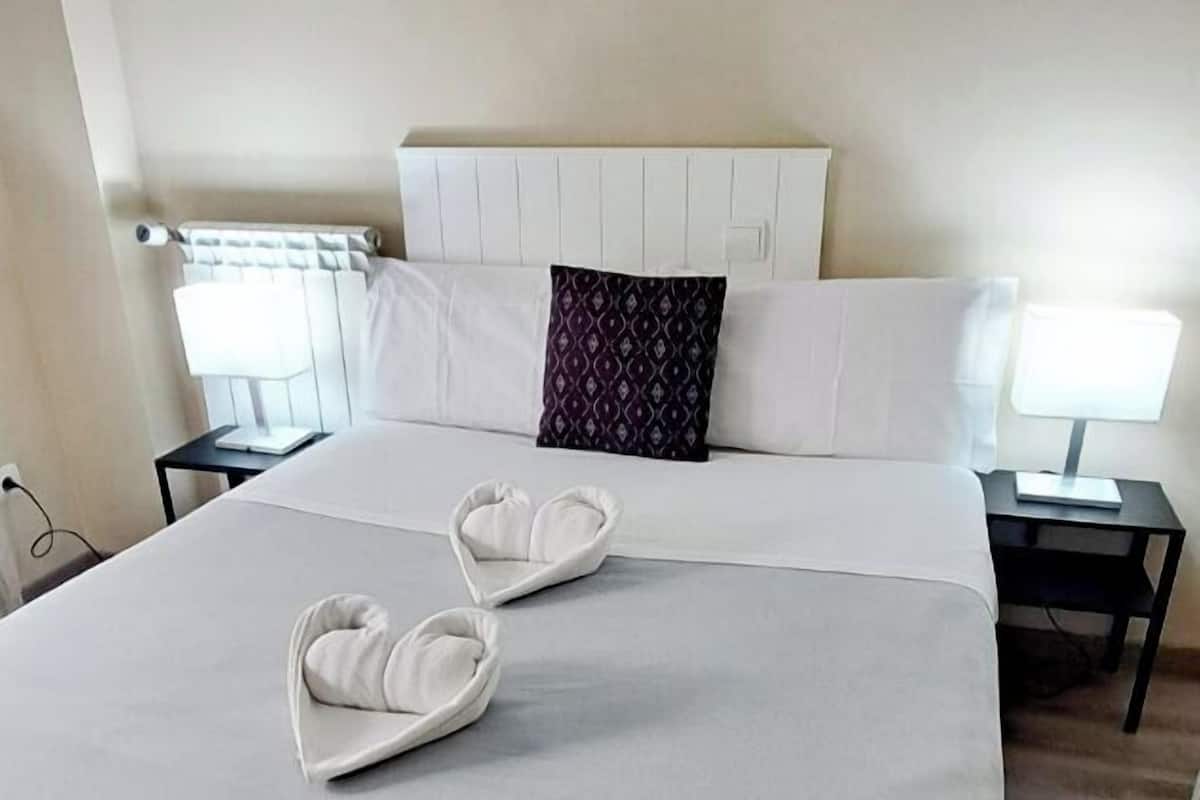 Habitación básica doble, baño compartido | Decoración personalizada, escritorio, wifi gratis y ropa de cama