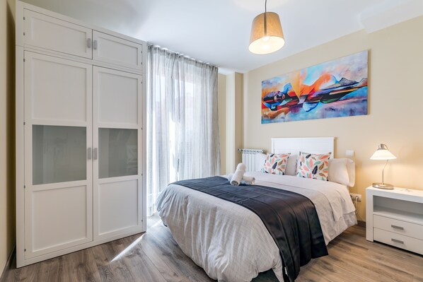 Decoración personalizada, escritorio, wifi gratis y ropa de cama 