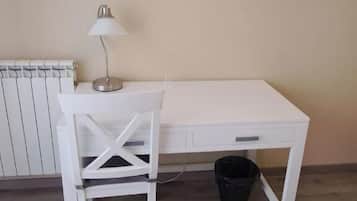 Habitación estándar doble, baño privado | Decoración individual, escritorio, wifi gratis y ropa de cama