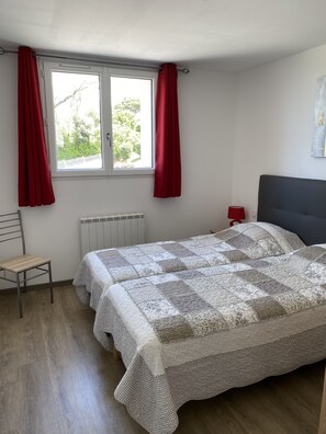 2 chambres, fer et planche à repasser, lit parapluie, Wi-Fi gratuit