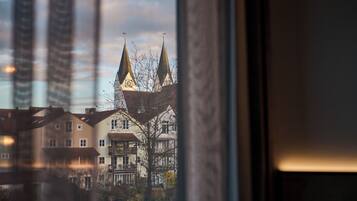 Hochwertige Bettwaren, Betten mit Memory-Foam-Matratzen, Zimmersafe