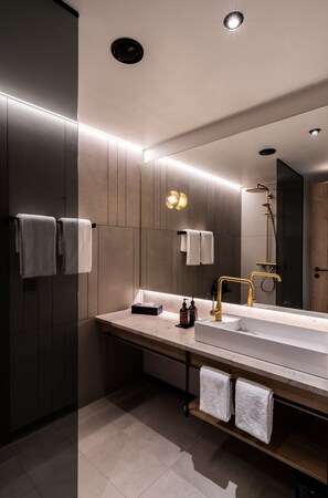 Secador de pelo, piso con calefacción en el baño, toallas, jabón