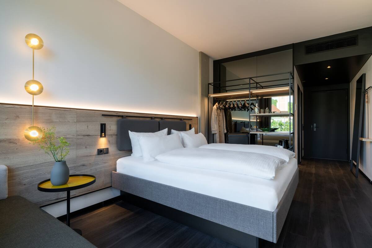 Hochwertige Bettwaren, Betten mit Memory-Foam-Matratzen, Zimmersafe