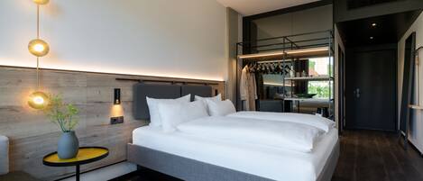 Hochwertige Bettwaren, Betten mit Memory-Foam-Matratzen, Zimmersafe