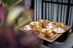 每日供应自助式早餐（每人 EUR 13.00）