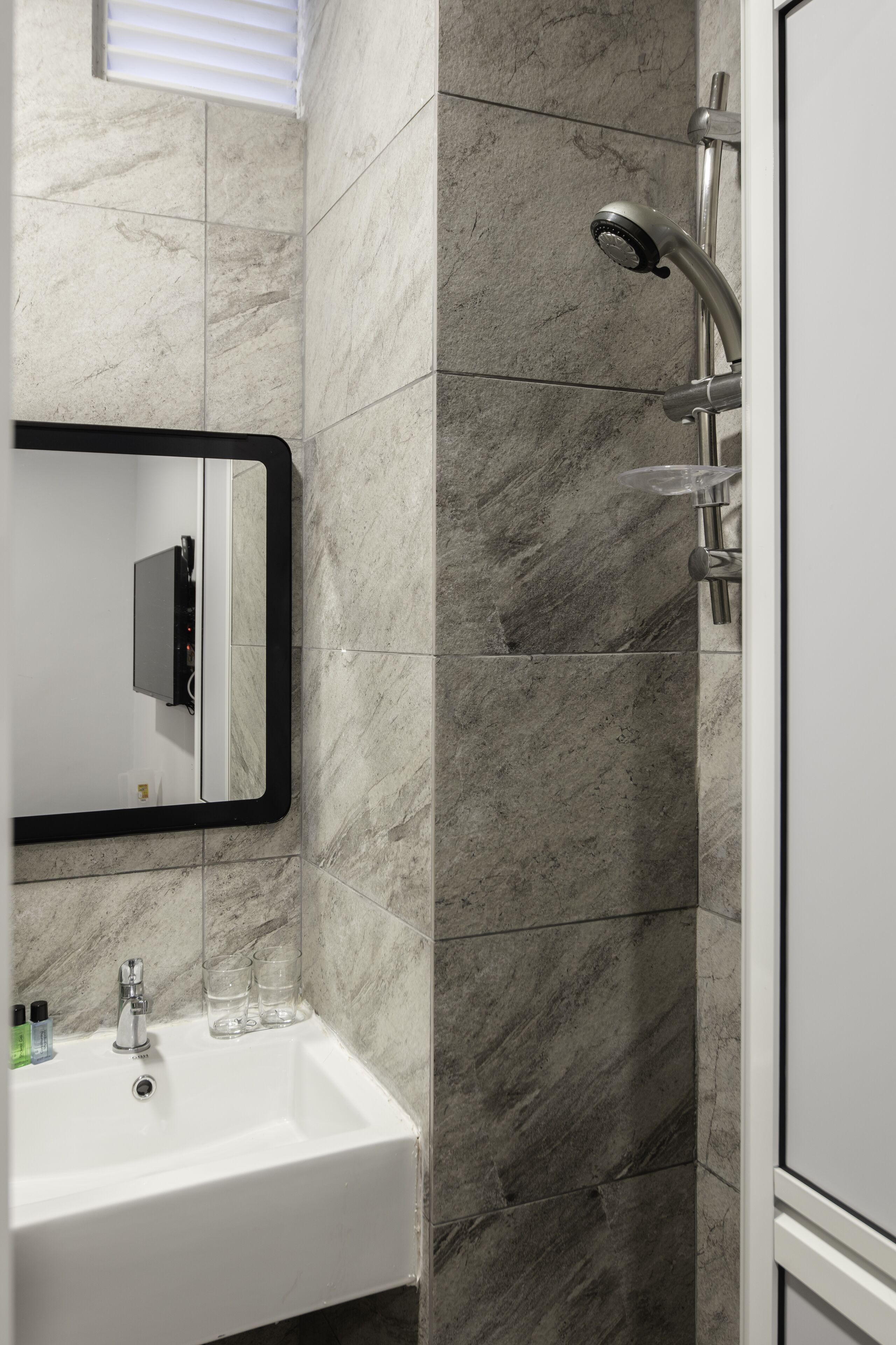 Douche, sèche-cheveux, bidet, serviettes fournies