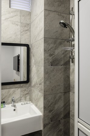 Chuveiro, secador de cabelo (mediante solicitação), bidê 