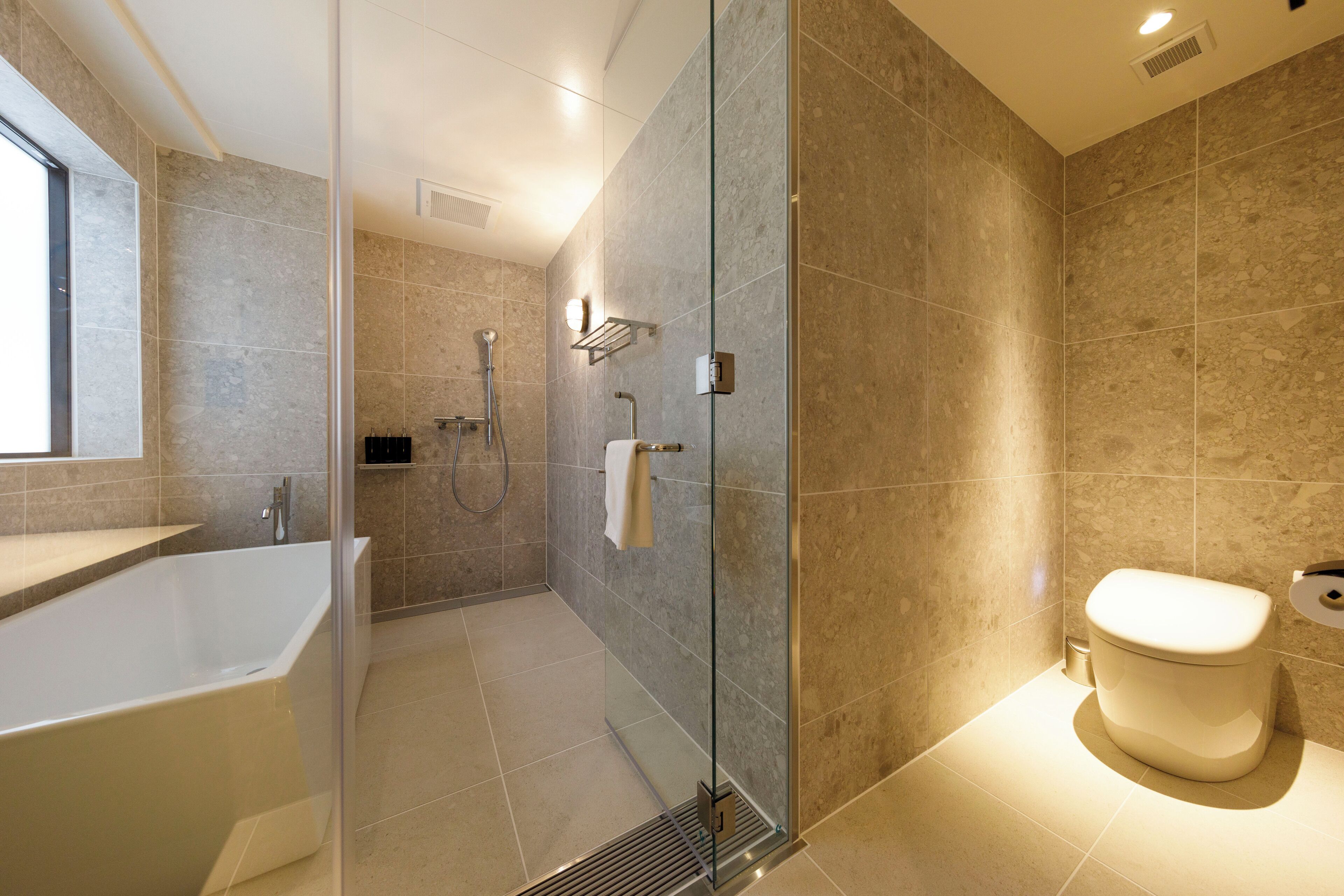 mei executive | bathroom | combined shower/bathtub, free toiletries, hair dryer, slippers
