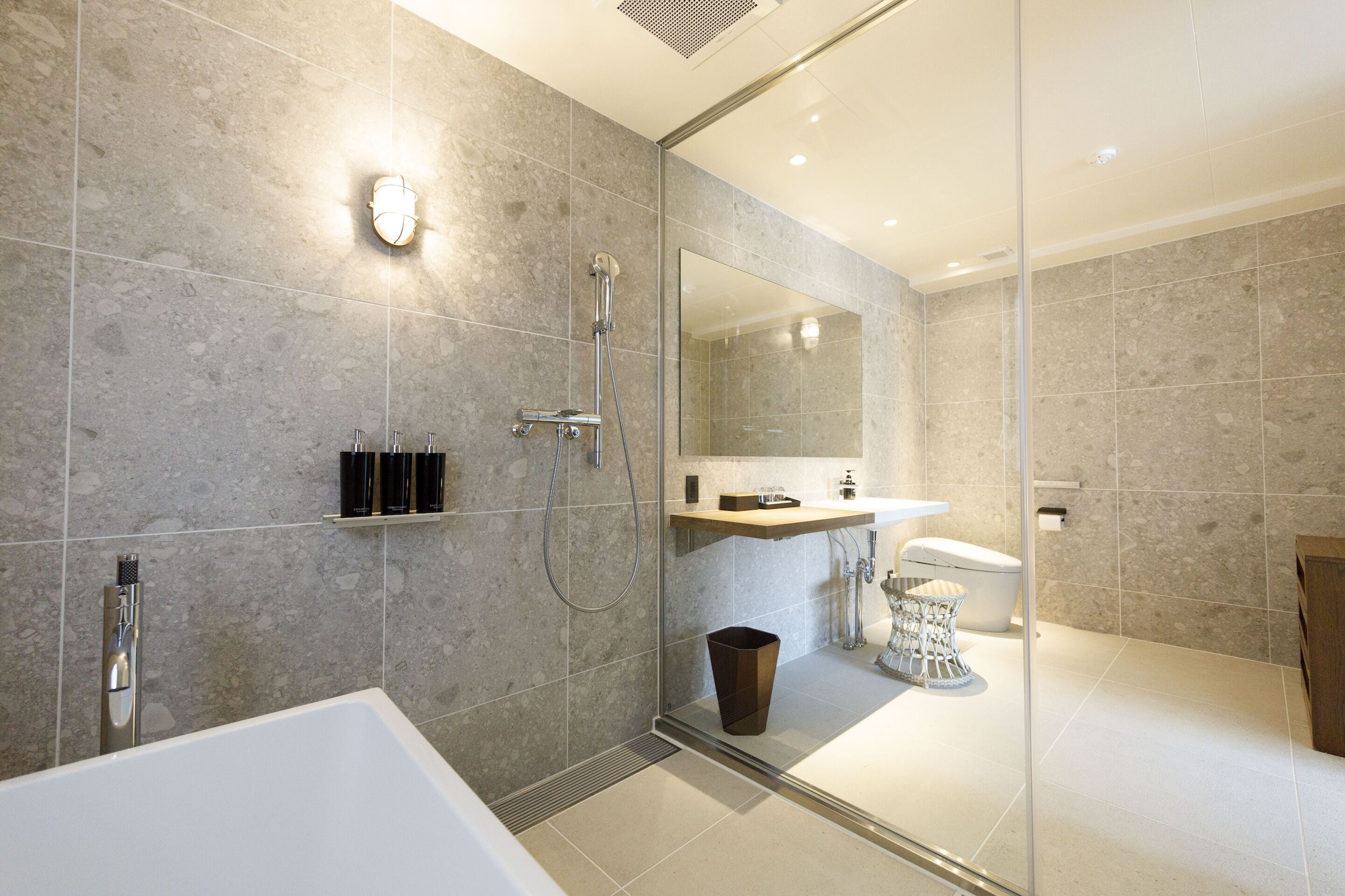 mei penthouse | bathroom | combined shower/bathtub, free toiletries, hair dryer, slippers