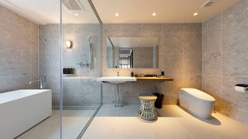 Mei Penthouse | Bathroom | Combined shower/tub, free toiletries, hair dryer, slippers
