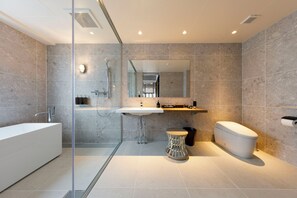 Mei Penthouse | Bathroom | Combined shower/tub, free toiletries, hair dryer, slippers - Hotel Mei Fukuoka Tenjin (Fukuoka)