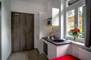 Hervidor eléctrico y utensilios de cocina