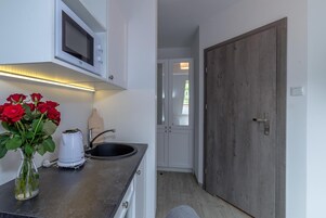 Hervidor eléctrico y utensilios de cocina