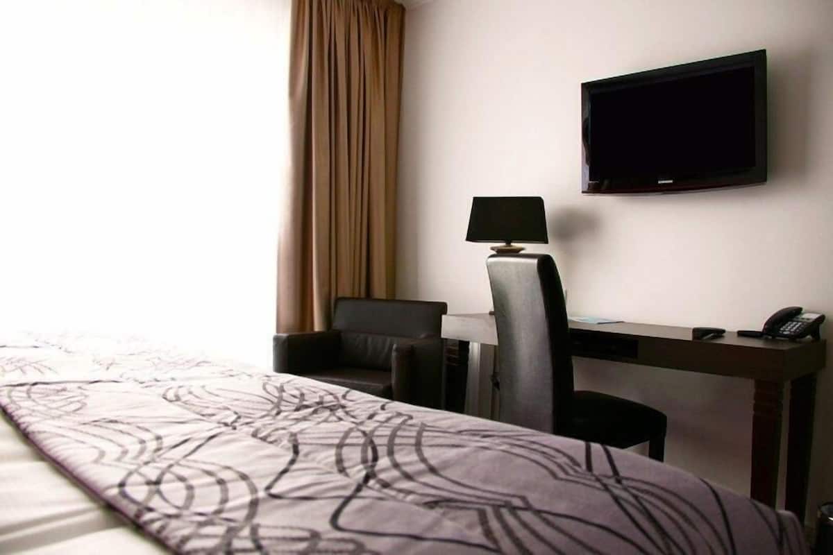 Minibar, desk, soundproofing, free wired internet
