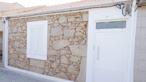 A building with a stone facade, a white door, and a number '51' above the door. - Elba Suites Gaia-Porto (Vila Nova de Gaia)
