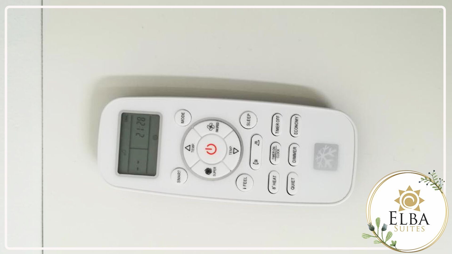 Eine weiße Fernbedienung mit digitaler Anzeige, einer zentralen Taste und verschiedenen Funktionstasten, darunter Modus, Schlafzeit, Timer und Eco.