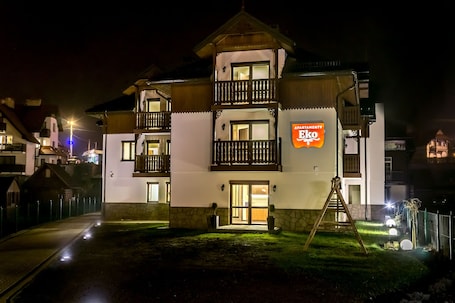 Fachada de la propiedad por la tarde o noche