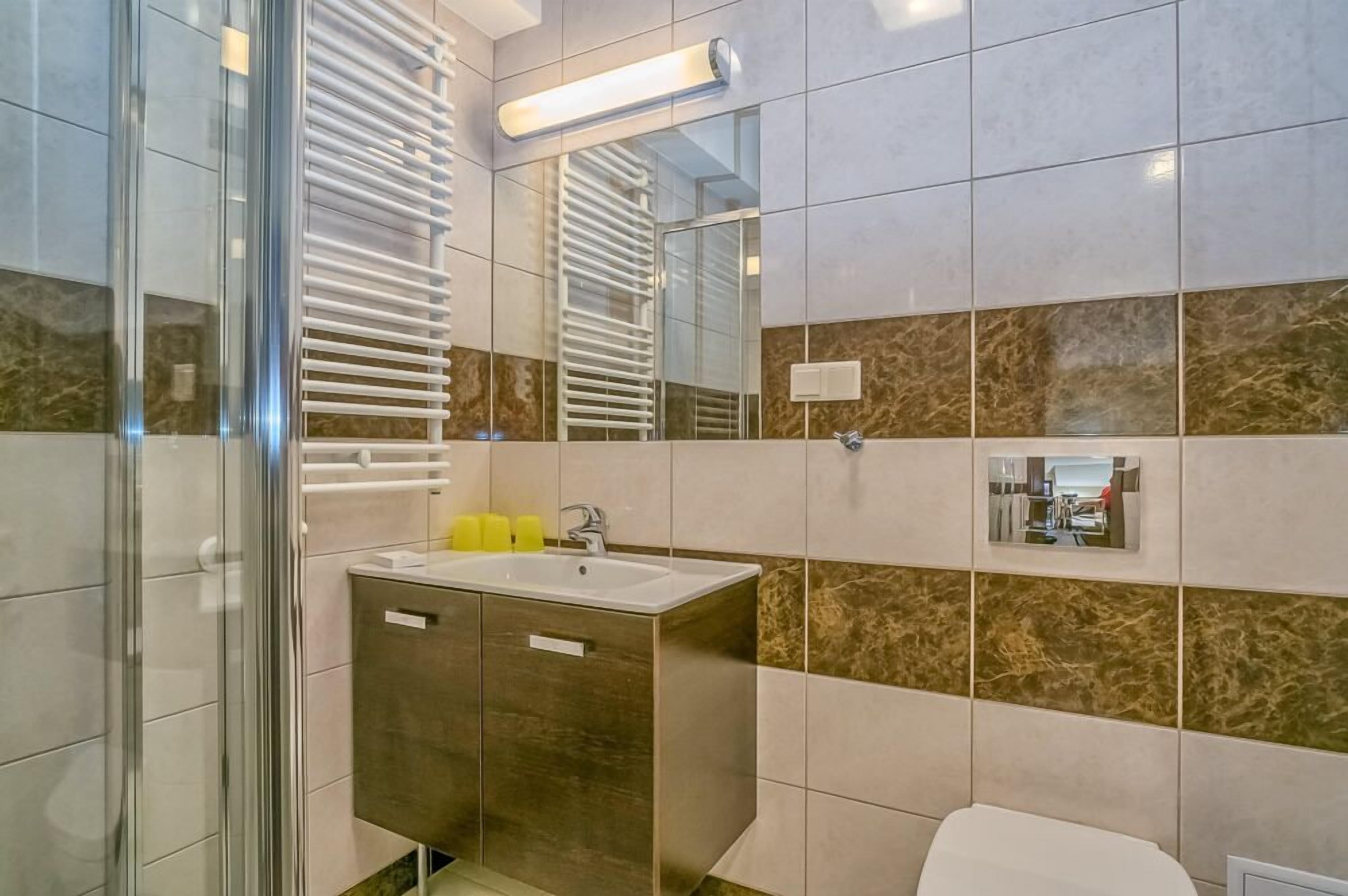 Dusche, Handtücher, Toilettenpapier