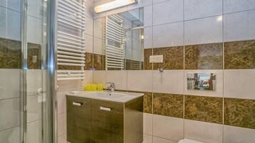 Suihku, pyyhkeet, vessapaperi