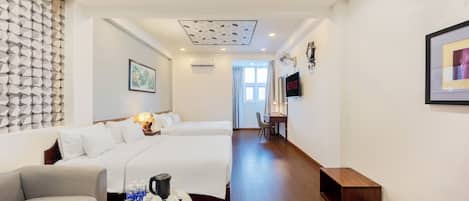 City fyrbäddsrum | Minibar, värdeförvaringsskåp på rummet och mörkläggningsgardiner