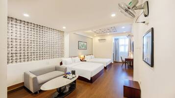 Habitación cuádruple urbana | Minibar, caja de seguridad en la habitación y cortinas blackout