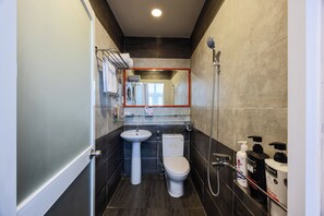 City vierpersoonskamer | Badkamer | Een douche, gratis toiletartikelen, een haardroger, badjassen